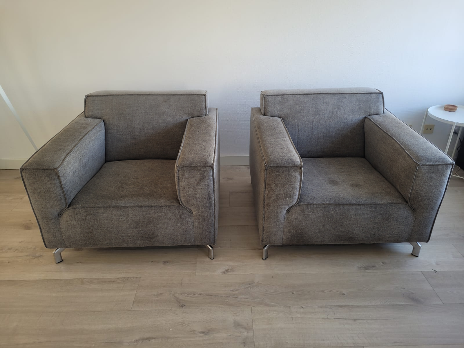 Voor reiniging: Twee fauteuils · Zwolle
